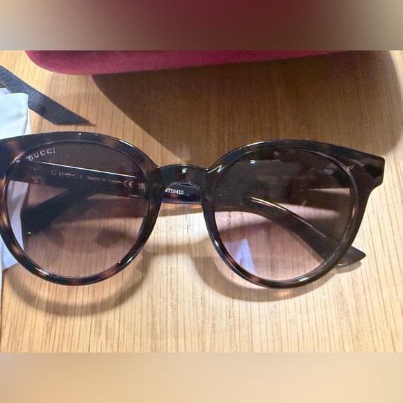 Gucci Women's Sunglasses - Picture 6 of 10
